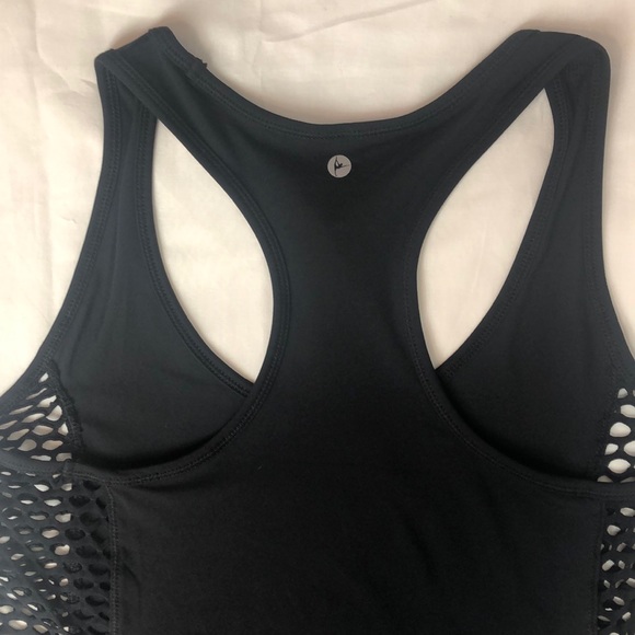 90 degrees Yoga or workout tank - Picture 6 of 6